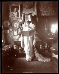 Portret van mevrouw I. M. Clark staand met een open boek, 1904